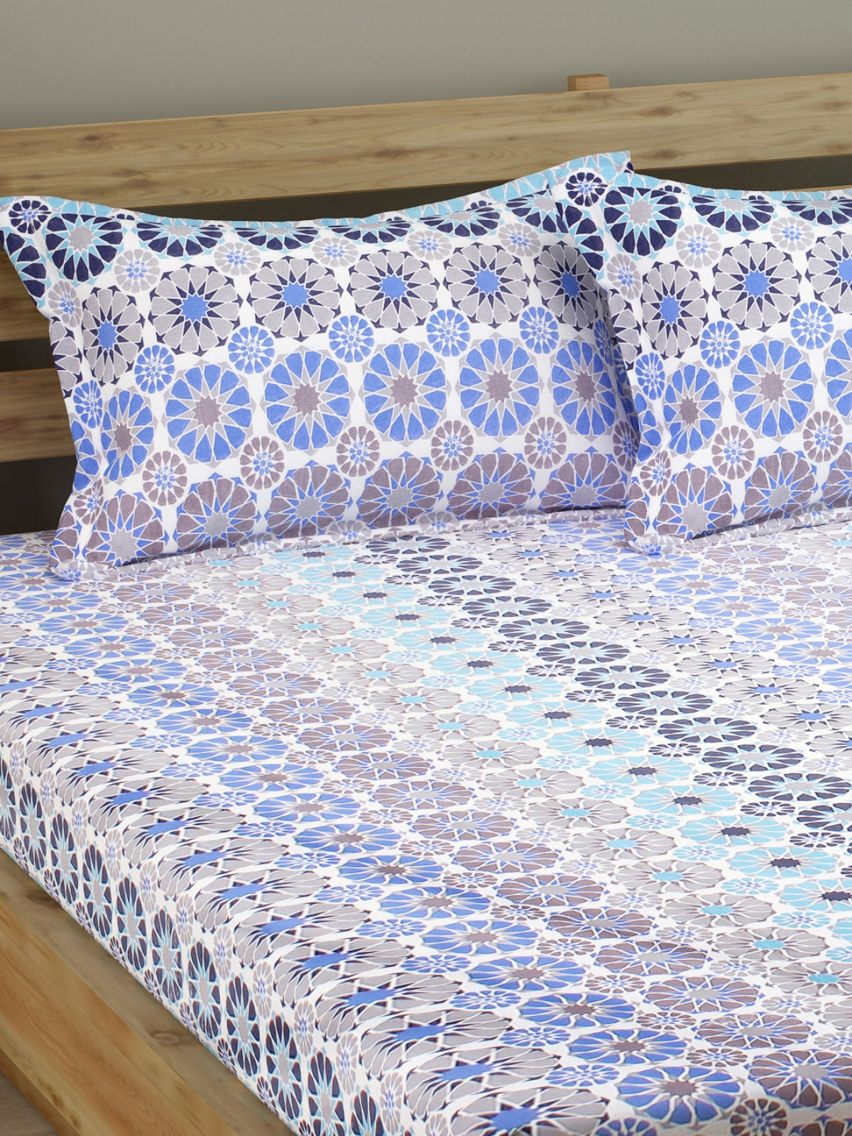 Blue & White 144 TC Bedsheet with 2 Pillow Covers