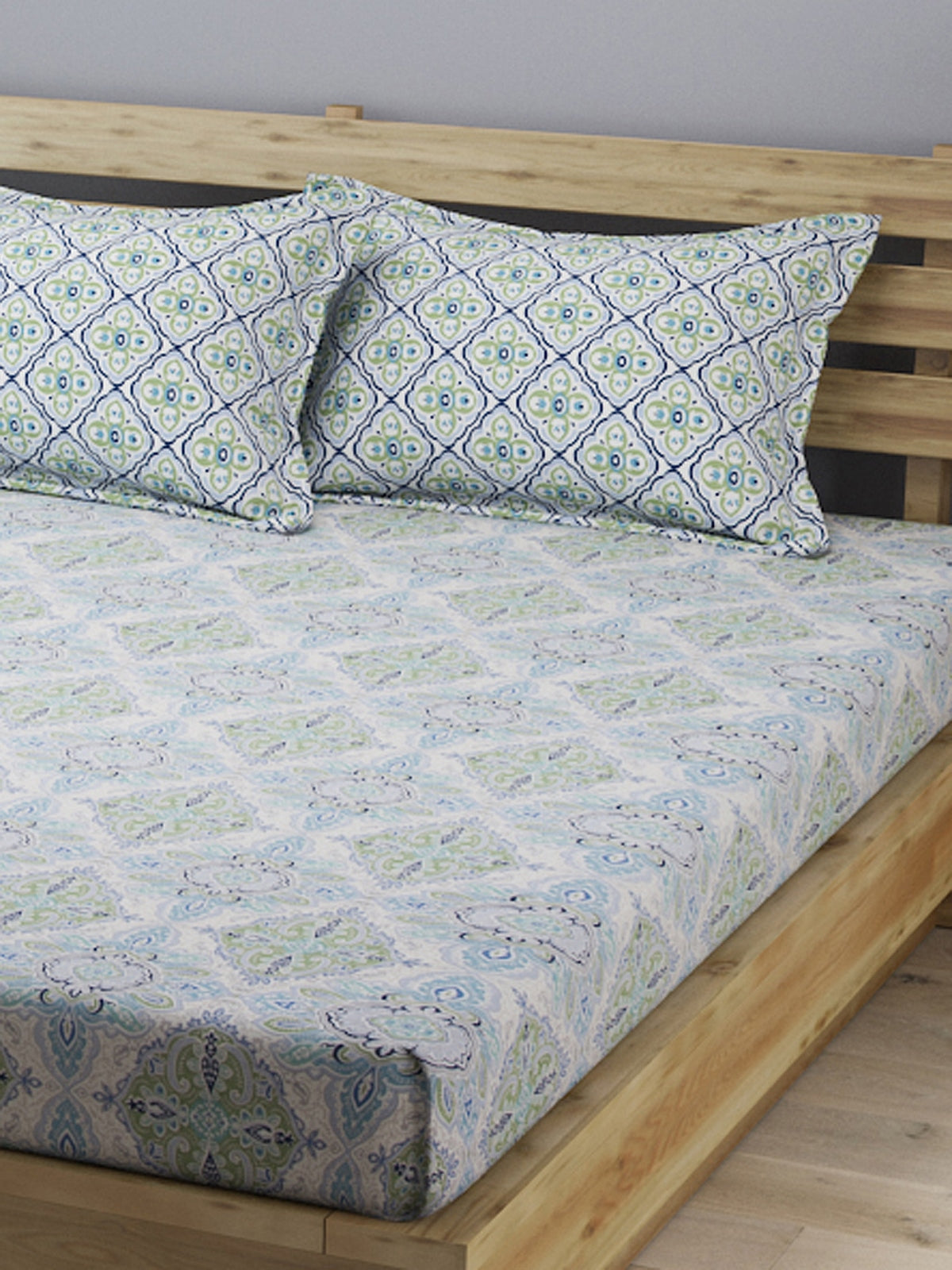 ROMEE Green & Light Green Floral 210 TC King Bedsheet with 2 Pillow Covers