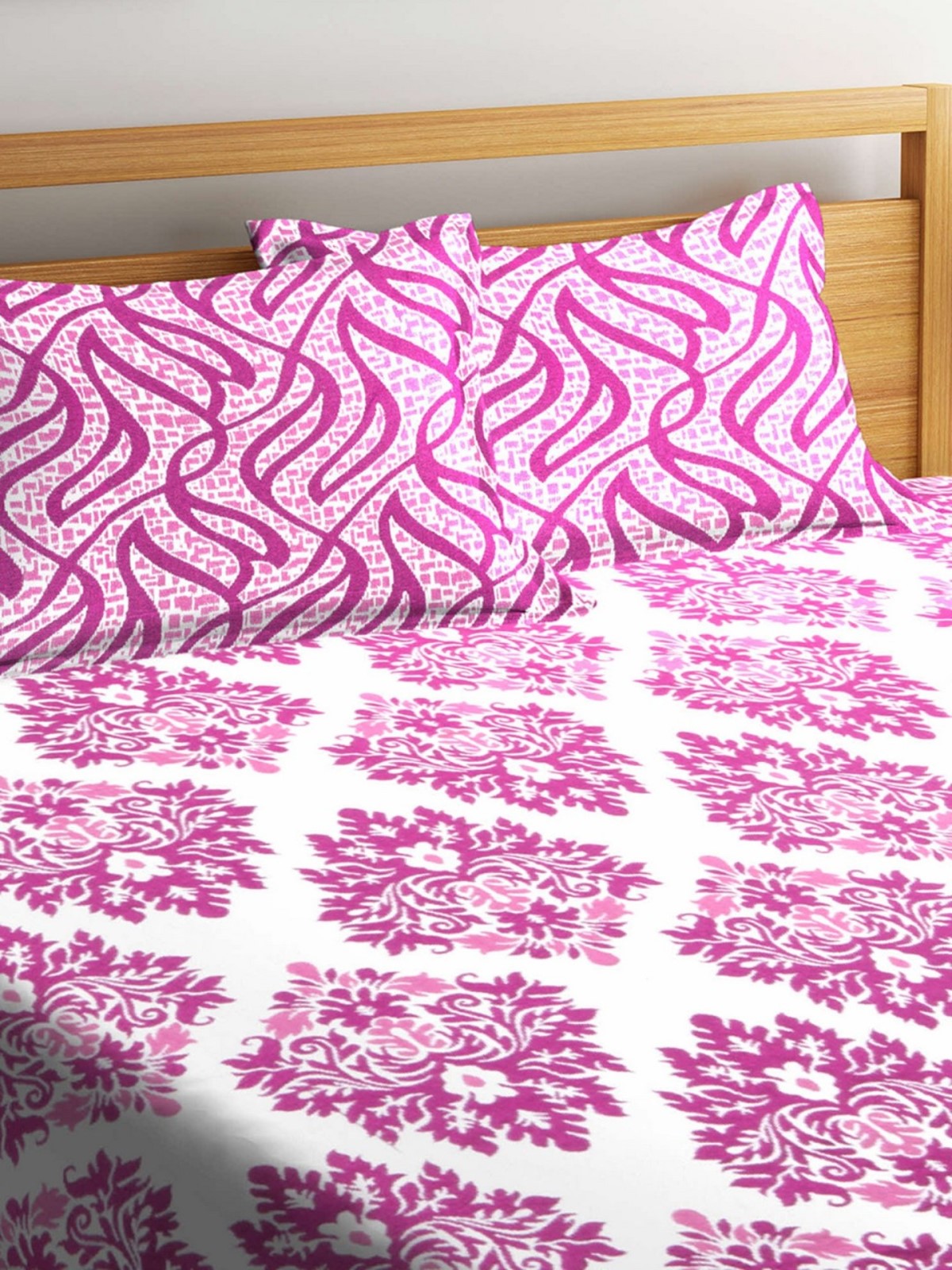 White & Rani Pink Double Bed Cover with 2 Pillow Covers